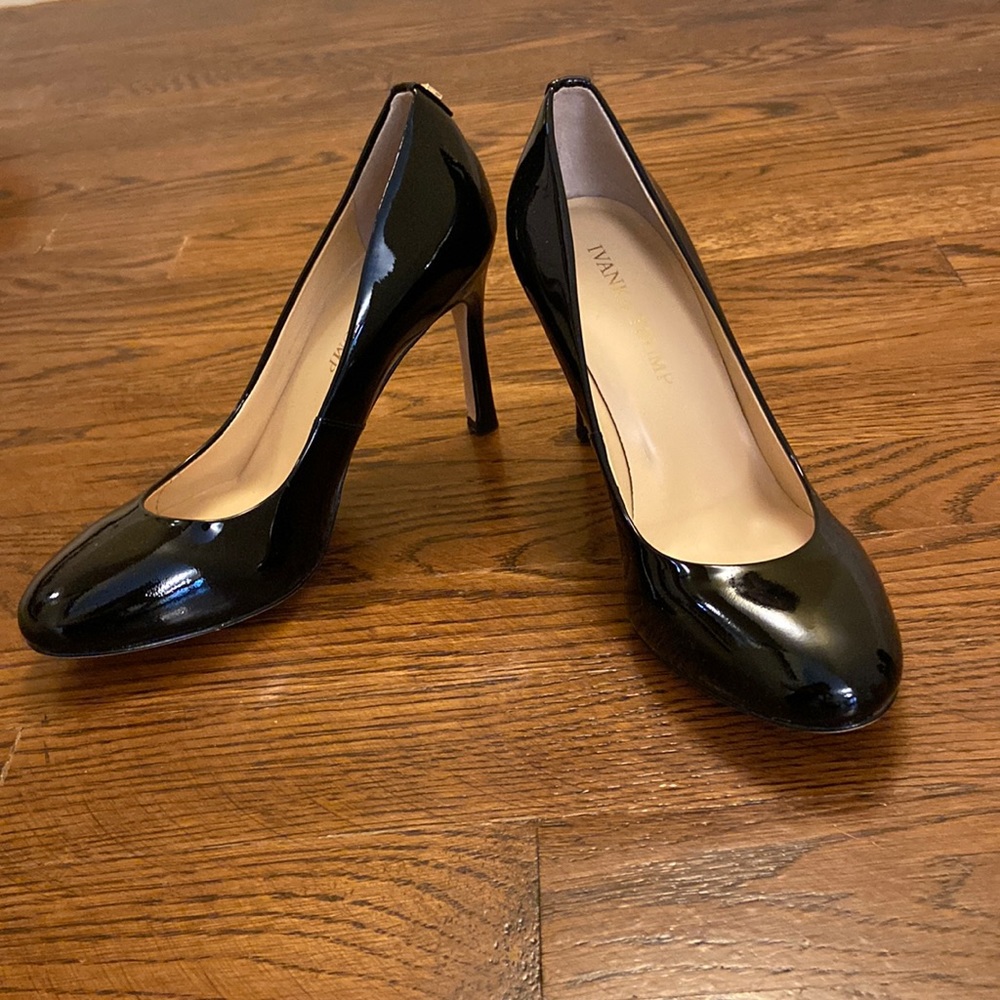 Black patent leather pumps EUC